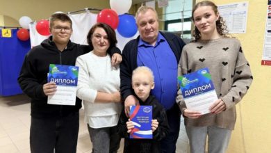 Семья Барнаевых из Нижневартовска отметила 28-летие на избирательном участке