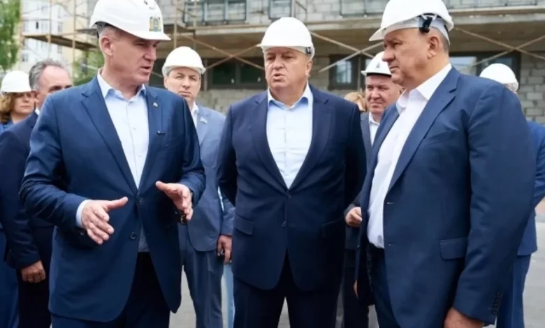 Губернатор осмотрел школу, набережную и дороги окружной столицы 1 Губернатор осмотрел школу, набережную и дороги окружной столицы