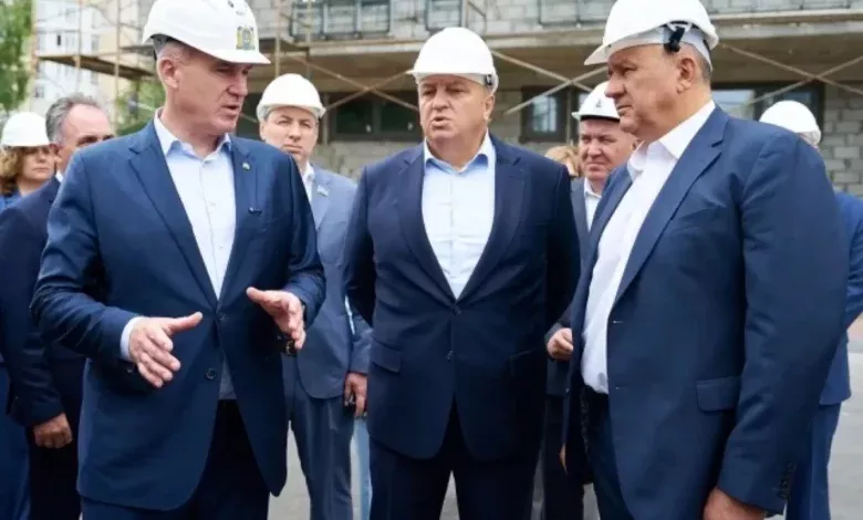Губернатор осмотрел школу, набережную и дороги окружной столицы 1 Губернатор осмотрел школу, набережную и дороги окружной столицы