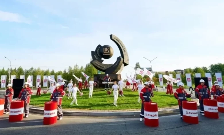 Губернатор Югры открыл в Когалыме памятную композицию в честь энергокорпораций 1 Губернатор Югры открыл в Когалыме памятную композицию в честь энергокорпораций