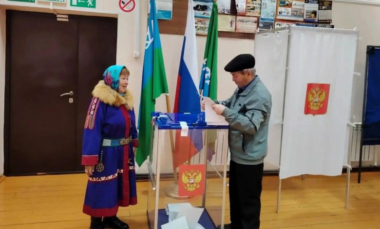 В Корликах почтенные оленевод и народный мастер приняли участие в выборах 1 В Корликах почтенные оленевод и народный мастер приняли участие в выборах